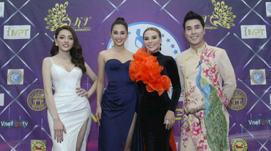 Không hẹn mà gặp, Hoa hậu Phương Hà và Tiểu Vy cùng diện váy xẻ cao trên thảm đỏ
