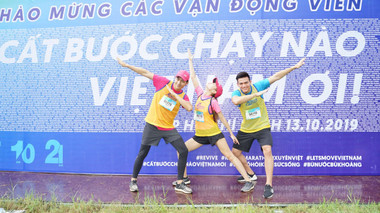 Minh Hằng, Mlee, Quốc Anh, Lê Xuân Tiền và hàng loạt celeb hội ngộ trên đường đua Marathon