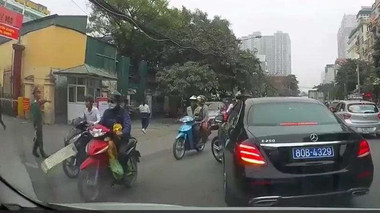 Biển số xe Mercedes bất ngờ biến trắng thành xanh trên phố Hà Nội