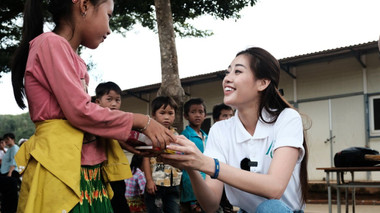 Hoa hậu Khánh Vân trao hơn 500 phần quà cho học sinh tại Đắk Nông