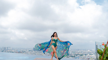 Thái Thị Hoa catwalk trên tầng cao chọc trời, mang cả hệ sinh thái vào phần thi 'Trang phục biển'