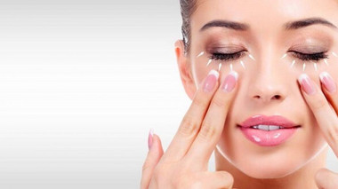 Bật mí 3 động tác massage vùng mắt đơn giản giúp giảm nếp nhăn