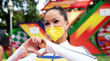Hoa hậu H’Hen Niê đeo khẩu trang, diện đồ thể thao chào đón các tay đua xe đạp tranh cúp truyền hình HTV 2021