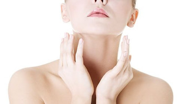 Tại sao vùng da ở cổ dễ bị nhăn và chảy xệ?