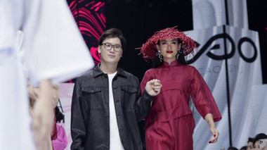 "Nữ hoàng catwalk" Võ Hoàng Yến "đốt cháy" sàn diễn Tuần lễ Thời trang Quốc tế Việt Nam với nguyên cây hồng rực