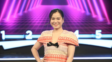 MC Thành Trung trêu ghẹo cách ăn mặc của Lâm Vỹ Dạ trên sóng truyền hình