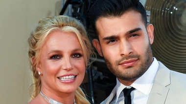 Britney Spears thông báo mang bầu với "tình trẻ"
