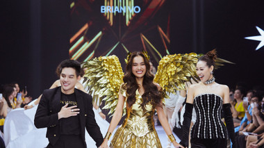 Thí sinh Hoa hậu Hoàn vũ Việt Nam 2022 trình diễn BST “VinaWoman” của NTK Brian Võ và Hoa hậu Khánh Vân