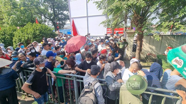 Người dân đội nắng, chen chúc mua vé xem U23 Việt Nam tại SEA Games 31