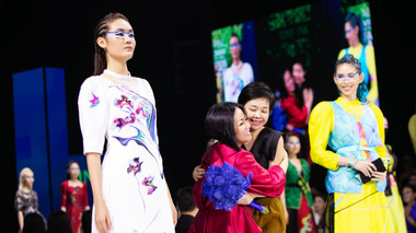 NTK Hoàng Quyên mang bữa tiệc thời trang bền vững đầy màu sắc đến Tuần lễ thời trang Quốc tế Việt Nam Xuân Hè 2022