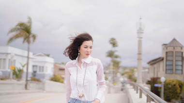 ‘Nữ hoàng ảnh lịch’ Thanh Mai tản bộ tại thị trấn biển Balboa