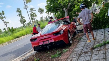 Vụ siêu xe Ferrari 488 bị tai nạn ở Long Biên: Phức tạp trong việc tìm cách giải quyết đền bù