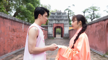 Hoàng Duyên và Hứa Kim Tuyền khép lại dự án ngũ cung bằng lời tỏ tình dịp Trung thu trong MV "Vọng nguyệt"