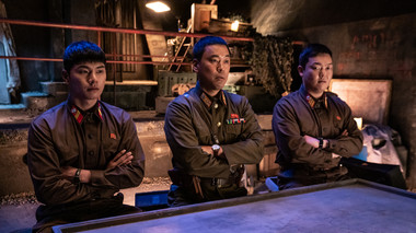 Cười ngặt nghẽo với màn “hoán thân đổi phận” của hai anh lính Hàn Quốc – Triều Tiên trong trailer Bỗng Dưng Trúng Số