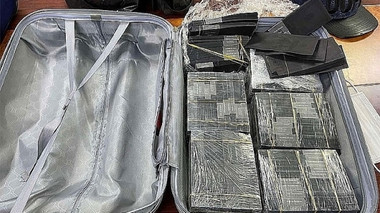 Phát hiện 2 vali nghi chứa 1 triệu USD nhuộm đen ở sân bay