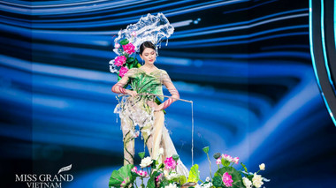 Á hậu Thùy Dung trình diễn xuất thần với bộ trang phục "Mùa nước lên" của NTK Hoàng Khương