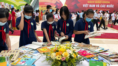 Nhà xuất bản nói sách giáo khoa Việt Nam 'rất rẻ'