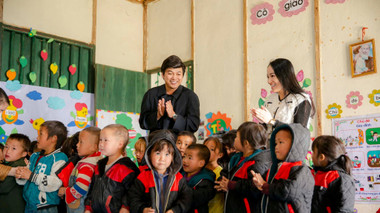Đạo diễn phim “Tiểu tam” cùng ekip trao quà cho các em nhỏ vùng cao tại Lào Cai