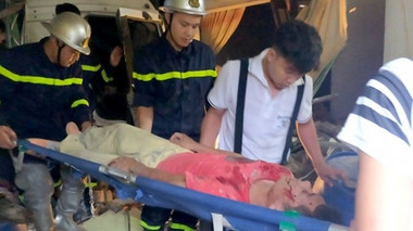 Hà Nội: Giải cứu tài xế mắc kẹt trong cabin sau vụ xe trộn bê tông đâm sập nhà dân
