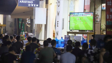 Sôi động mùa World Cup, TV giảm giá, màn hình lớn từ nhà hàng tới vỉa hè