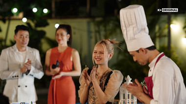 Hot girl Xoài Non được chồng làm tiệc sinh nhật hoành tráng trong phim "Bếp Trưởng Tới!"