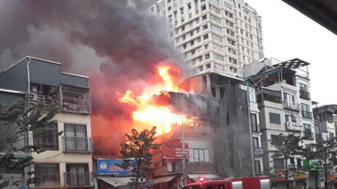 Hà Nội: Ngôi nhà bốc cháy dữ dội trên phố Minh Khai