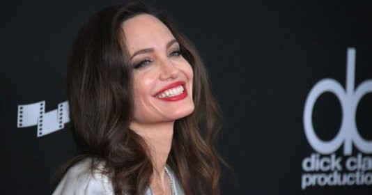 Sau hơn 1 năm từ bỏ người đàn ông từng yêu nồng say suốt cả thập kỷ, Angelina Jolie đang sống thế nào?