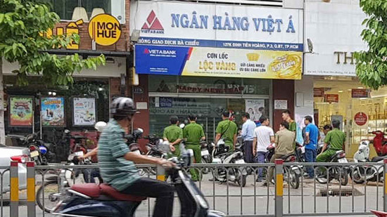 Đôi nam nữ thực hiện vụ cướp tại ngân hàng Việt Á ở Sài Gòn diễn ra trong 3 phút