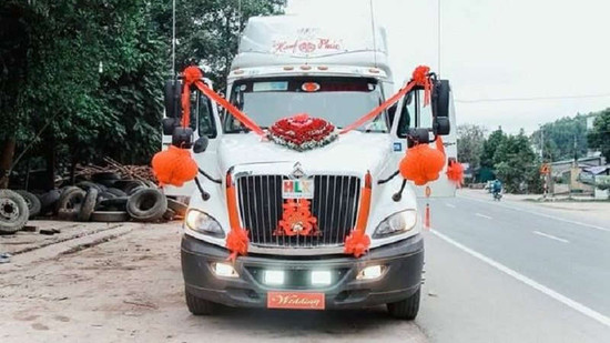 Đám cưới “độc nhất vô nhị” rước dâu bằng xe container ở Lạng Sơn