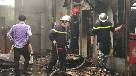 Cháy nhà xưởng ở Hà Nội khiến 8 người tử vong: Quặn lòng 3 mẹ con chết trong tư thế ôm nhau