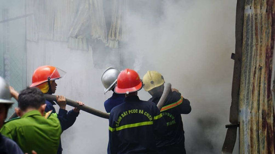Cháy lớn tại  tại xưởng sản xuất nhang, gần 100 cảnh sát căng mình dập lửa