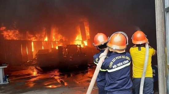 Nghệ An: Cháy lớn tại phòng trà ở TP Vinh lúc rạng sáng, 6 người thiệt mạng