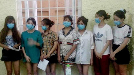 Hà Nội: Bắt quả tang 11 đối tượng 'bay lắc' trong quán karaoke ở Mê Linh