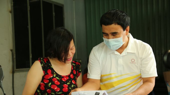 MC Quyền Linh đến nhà trao tận tay xe máy cho nữ hộ sinh tuyến đầu chống dịch