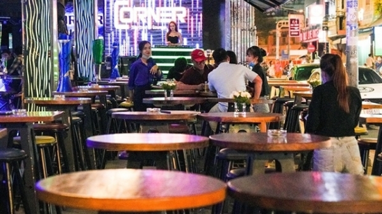 TP HCM cho phép mở lại quán bar, karaoke, massage từ ngày 10-1