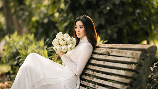 Diện áo dài trắng, Hoa hậu Khánh Vân khoe vóc dáng chuẩn trước thềm sơ khảo Hoa hậu Hoàn vũ Việt Nam 2022