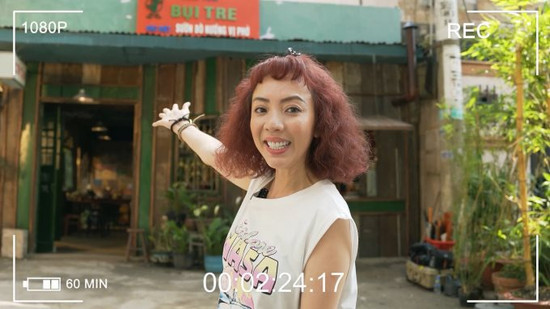 Thu Trang quay vlog bật mí chức danh hoành tráng của đội ngũ bán cơm trong "Nghề siêu dễ"