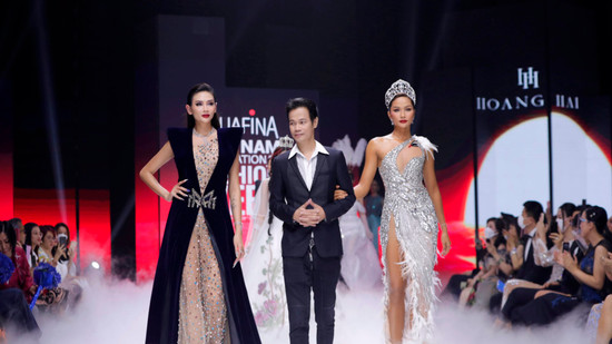 NTK Hoàng Hải trở lại với Aquafina Vietnam International Fashion Week với BST "Bướm hoang"