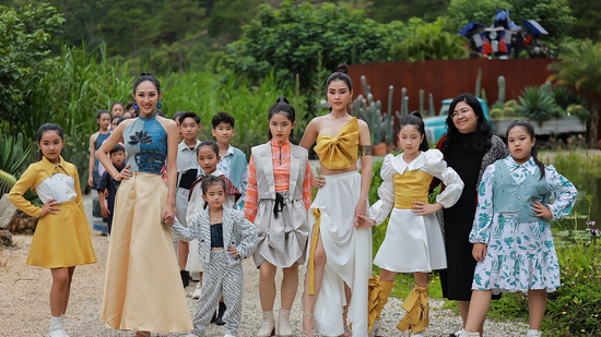 Hoa hậu Lý Kim Thảo catwalk cùng trẻ em khó khăn ở Đà Lạt