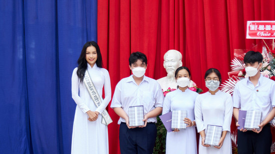 Hoa hậu Ngọc Châu diện áo dài trắng, trao học bổng và quà trung thu cho học sinh tại Tây Ninh