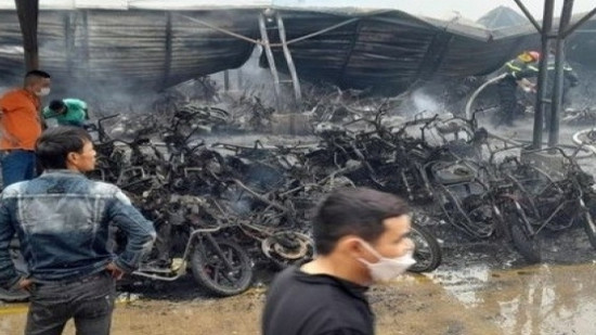 Cháy lớn ở khu công nghiệp, hàng trăm xe máy của công nhân bị thiêu rụi