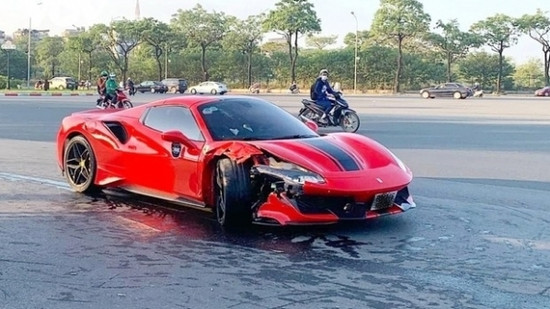Người điều khiển siêu xe Ferrari gây tai nạn ra đầu thú