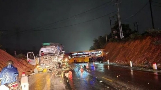 Tai nạn thảm khốc giữa xe khách và xe tải, 15 người thương vong