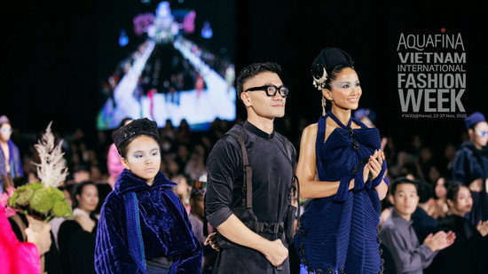 Hoa hậu H'Hen Niê sải bước catwalk thần thái trong bộ cánh cắt xẻ táo bạo của NTK Vũ Việt Hà