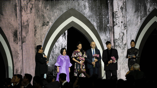 Doanh nhân Thuỷ Tiên gây chú ý khi xuất hiện tại Tuần lễ thời trang quốc tế Việt Nam