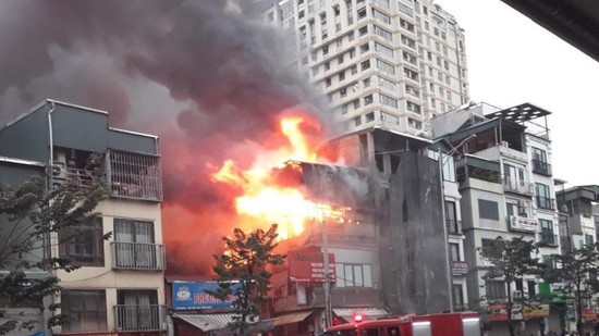 Hà Nội: Ngôi nhà bốc cháy dữ dội trên phố Minh Khai