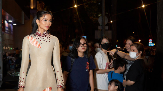 Hoa hậu H’Hen Niê mặc lại áo dài cũ cảm hứng từ trang phục dân tộc Bánh Mì