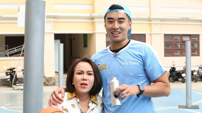 Việt Hương giàn giụa nước mắt vì xót cho hotboy bóng rổ Stefan Nguyễn 