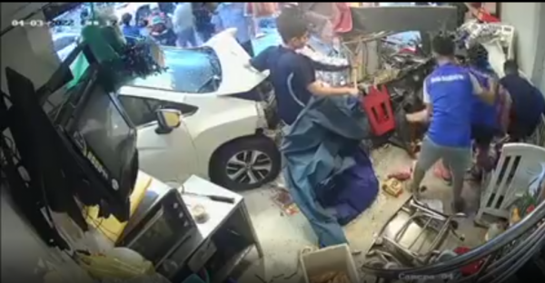 Đà Nẵng: Xe Expander lao vào tiệm bánh mì, 4 người phải nhập viện cấp cứu